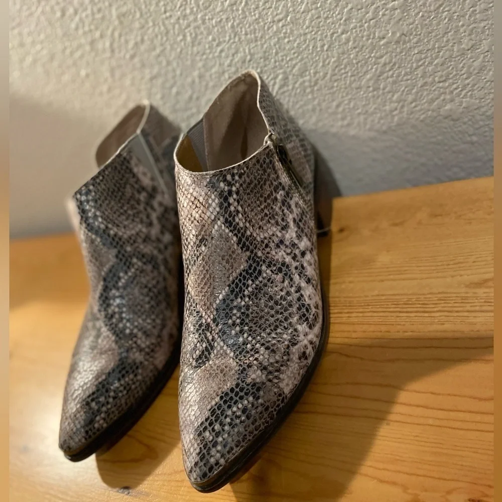 Lucky Brand~Neutral~Snakeskin Print~Pointed Toe~Block Heel~Ankle Booties~Size 10